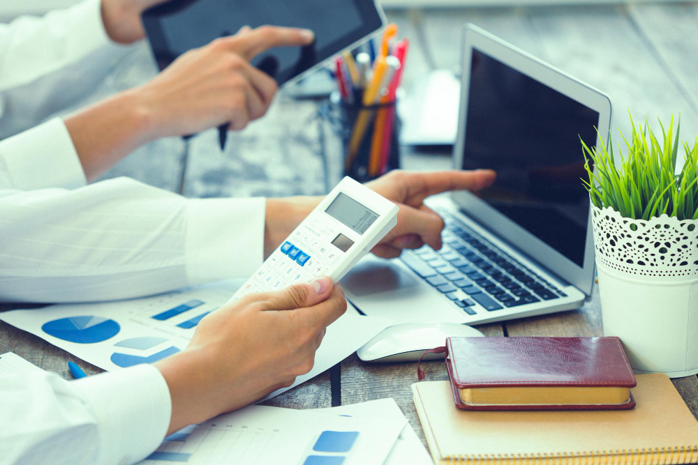 Expert-comptable échangeant avec un dirigeant d’entreprise