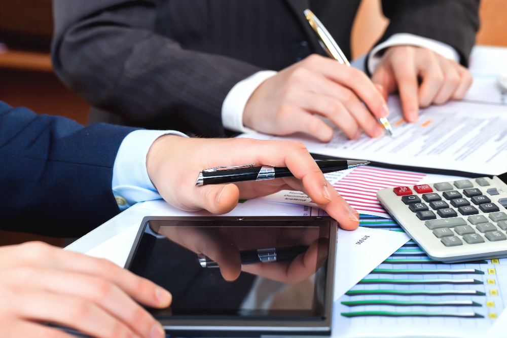 Accompagnement comptable juridique Professionnels échangeant sur la comptabilité et le juridique